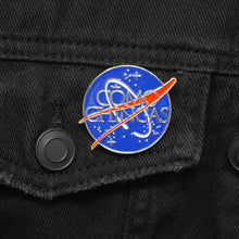 Load image into Gallery viewer, Como Chingas Pin