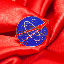 Load image into Gallery viewer, Como Chingas Pin