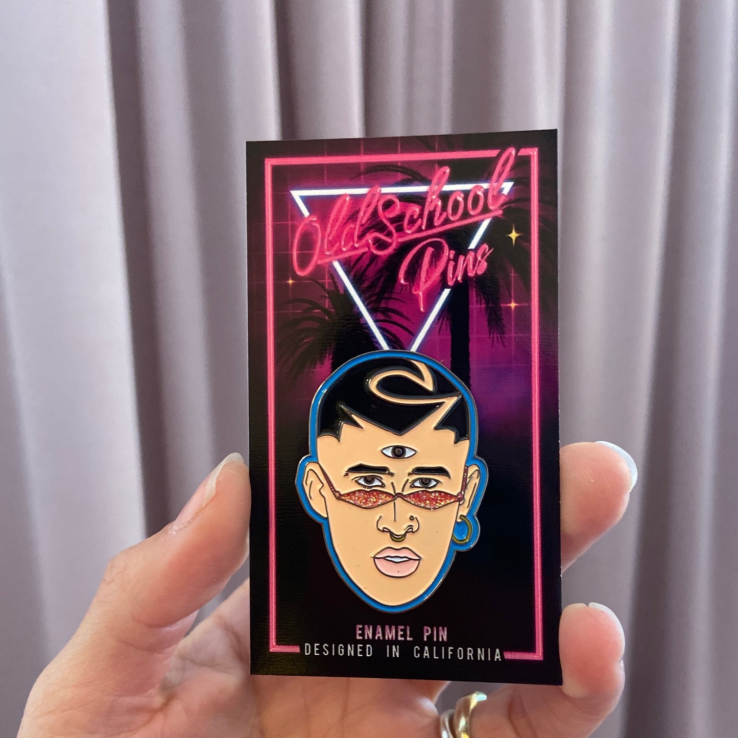 Conejo Retro Pin